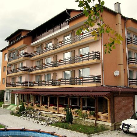 Family Hotel Lipite Tipchenitsa Exterior photo