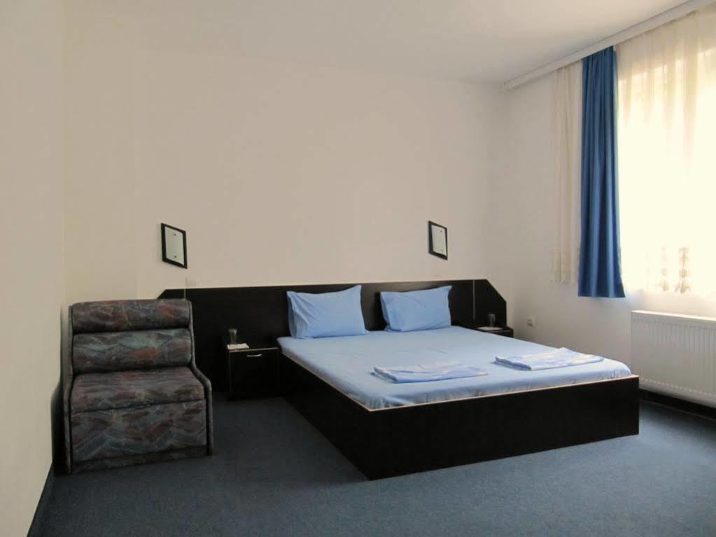 Family Hotel Lipite Tipchenitsa Exterior photo