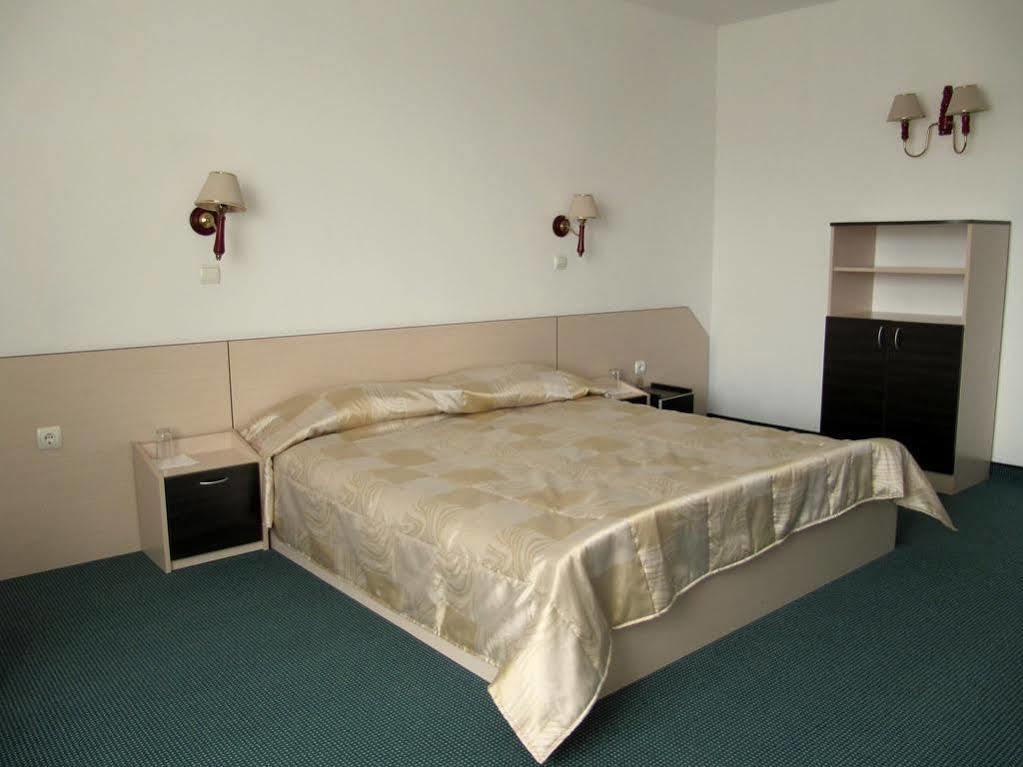 Family Hotel Lipite Tipchenitsa Exterior photo