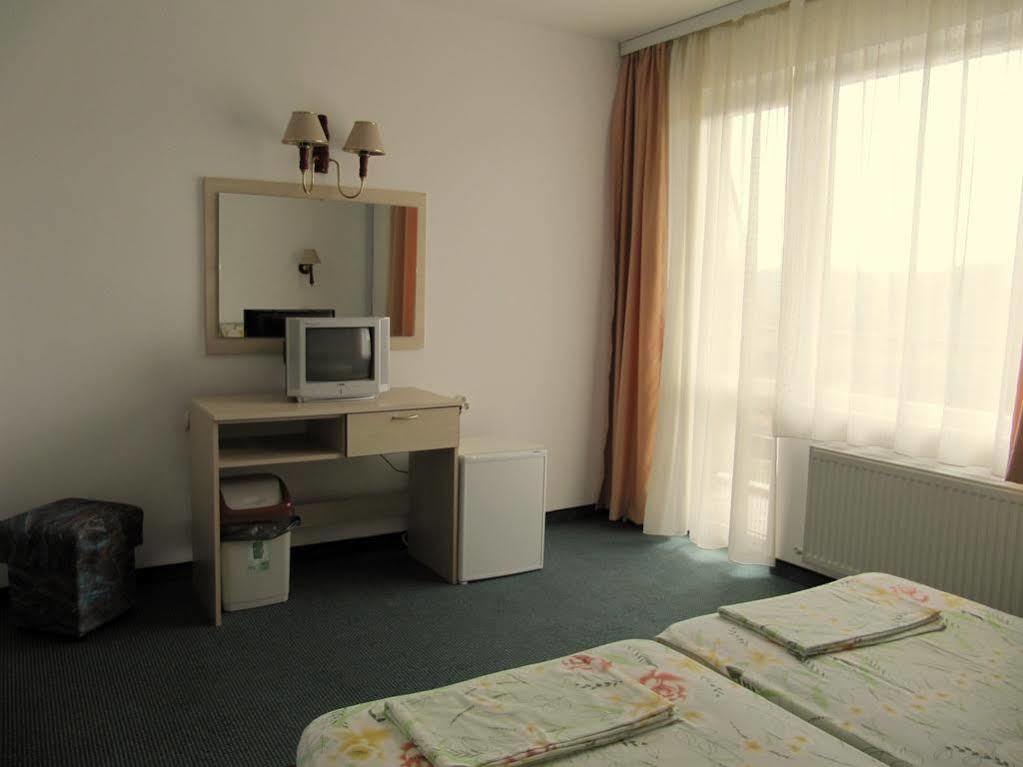 Family Hotel Lipite Tipchenitsa Exterior photo